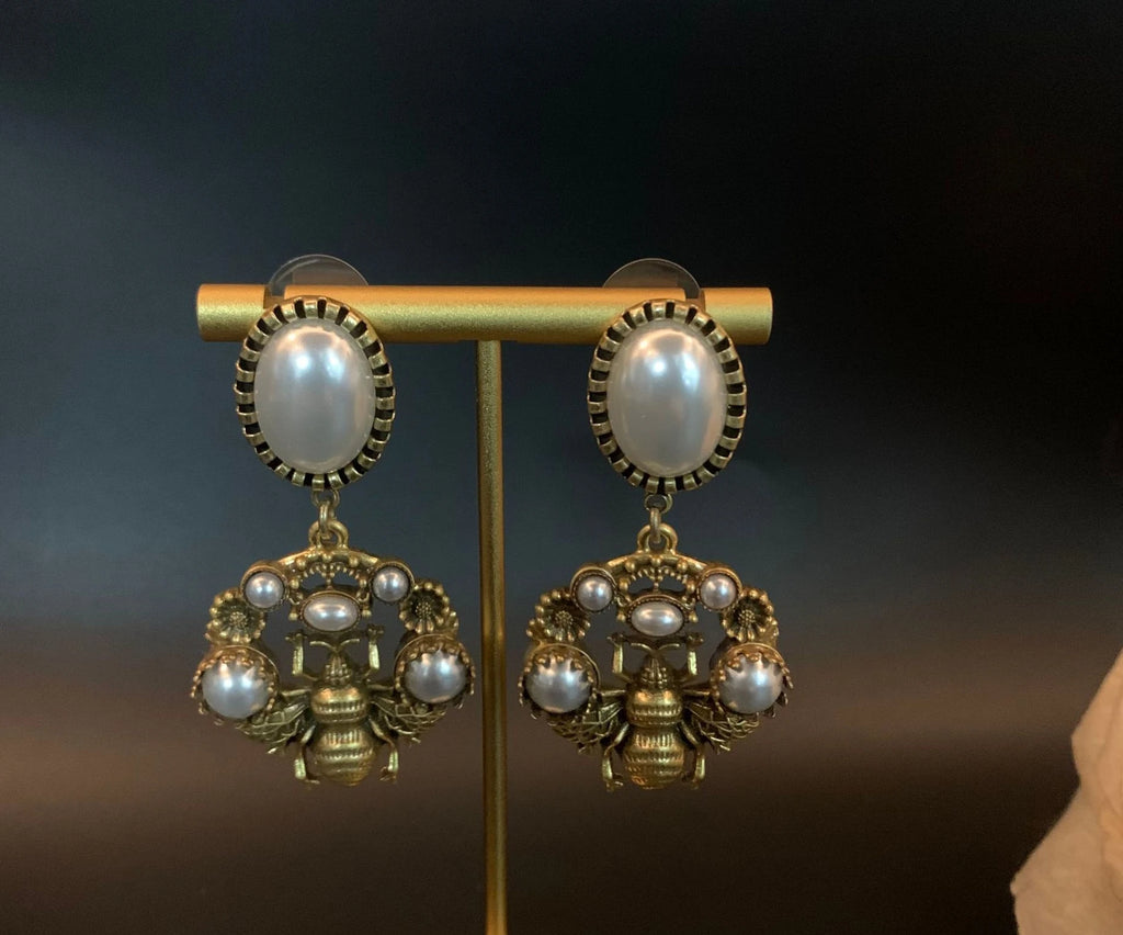Elegant palace style bee earrings, elegant and atmospheric earrings