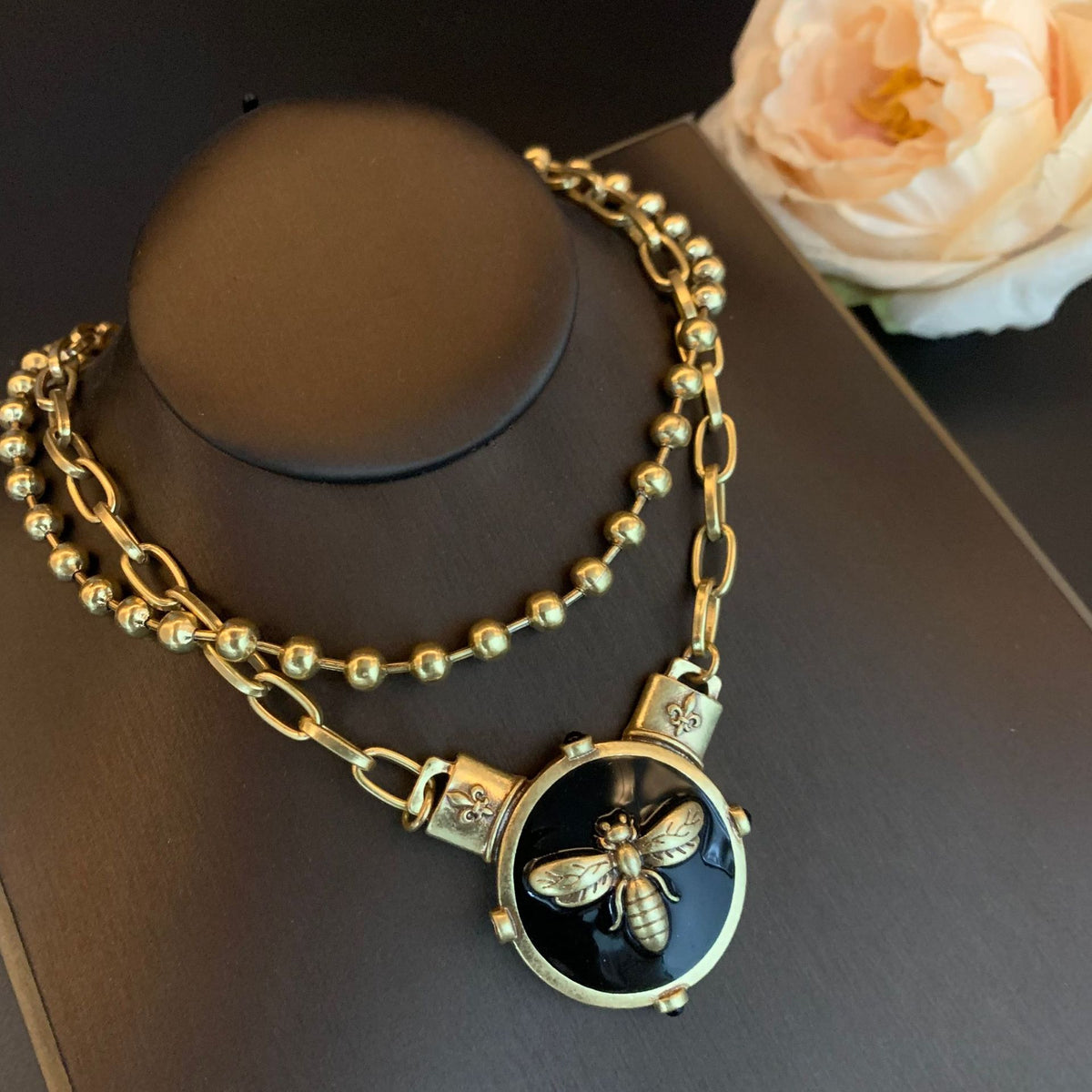Medieval and stylish double-layer necklace with a sweet and cool temperament, niche bee pendant accessory