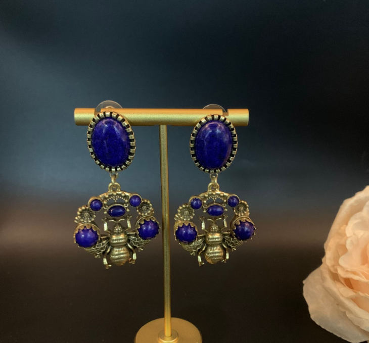 Elegant palace style bee earrings, elegant and atmospheric earrings