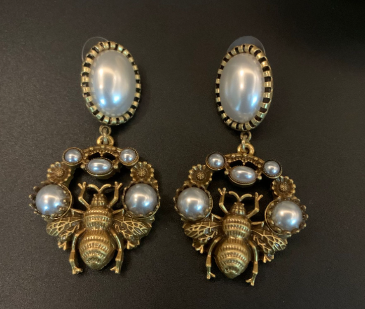 Elegant palace style bee earrings, elegant and atmospheric earrings