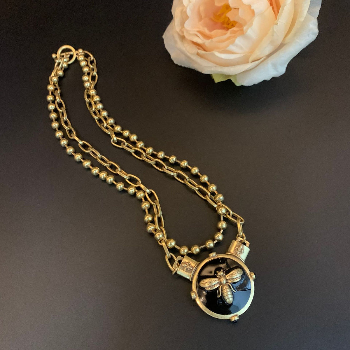 Medieval and stylish double-layer necklace with a sweet and cool temperament, niche bee pendant accessory