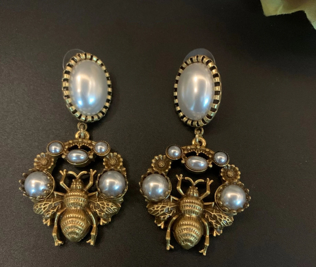 Elegant palace style bee earrings, elegant and atmospheric earrings