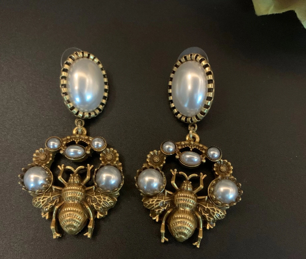 Elegant palace style bee earrings, elegant and atmospheric earrings